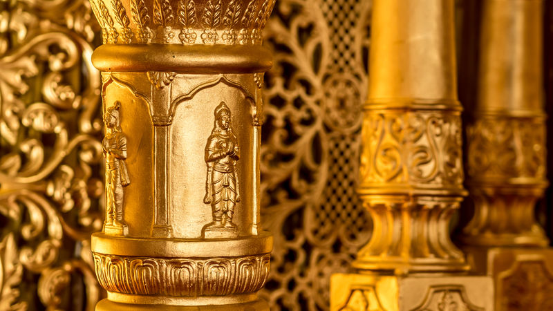 印度临时搭建的金色印度教寺庙用于婚礼