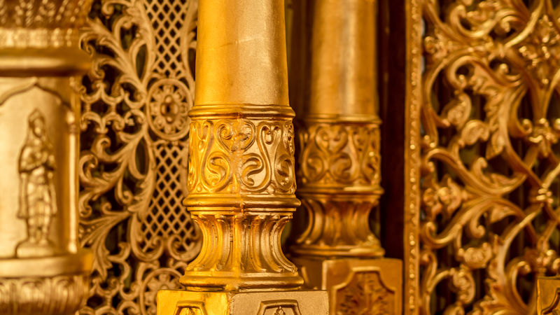 印度临时搭建的金色印度教寺庙用于婚礼