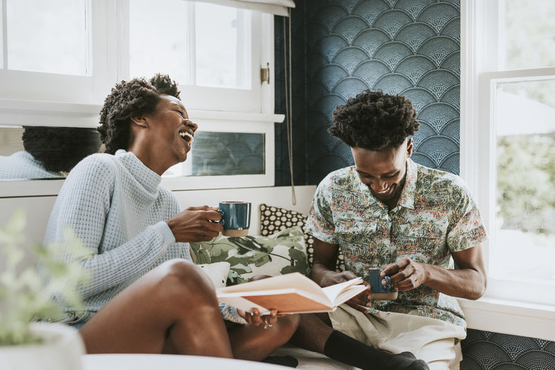 快乐的黑人夫妇在家看书