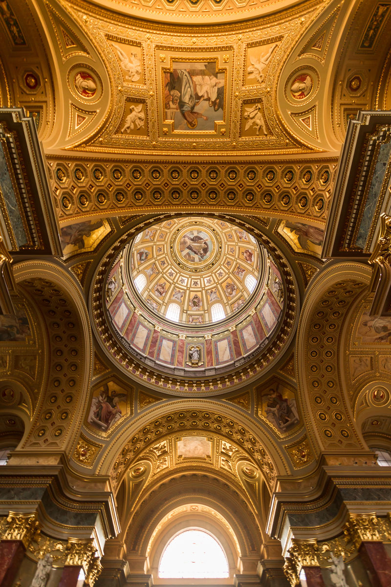 布达佩斯教堂内的金色穹顶和内部