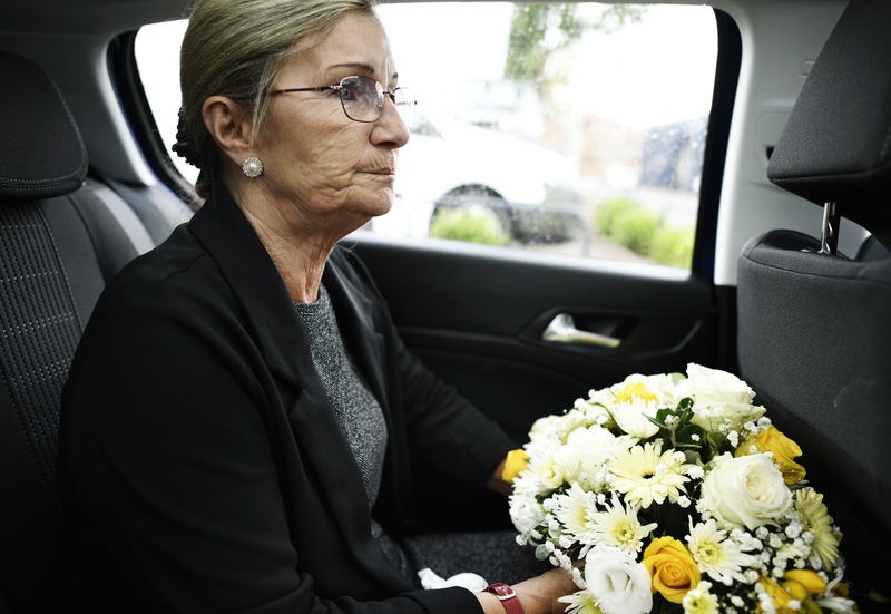 悲伤的寡妇在去葬礼的路上