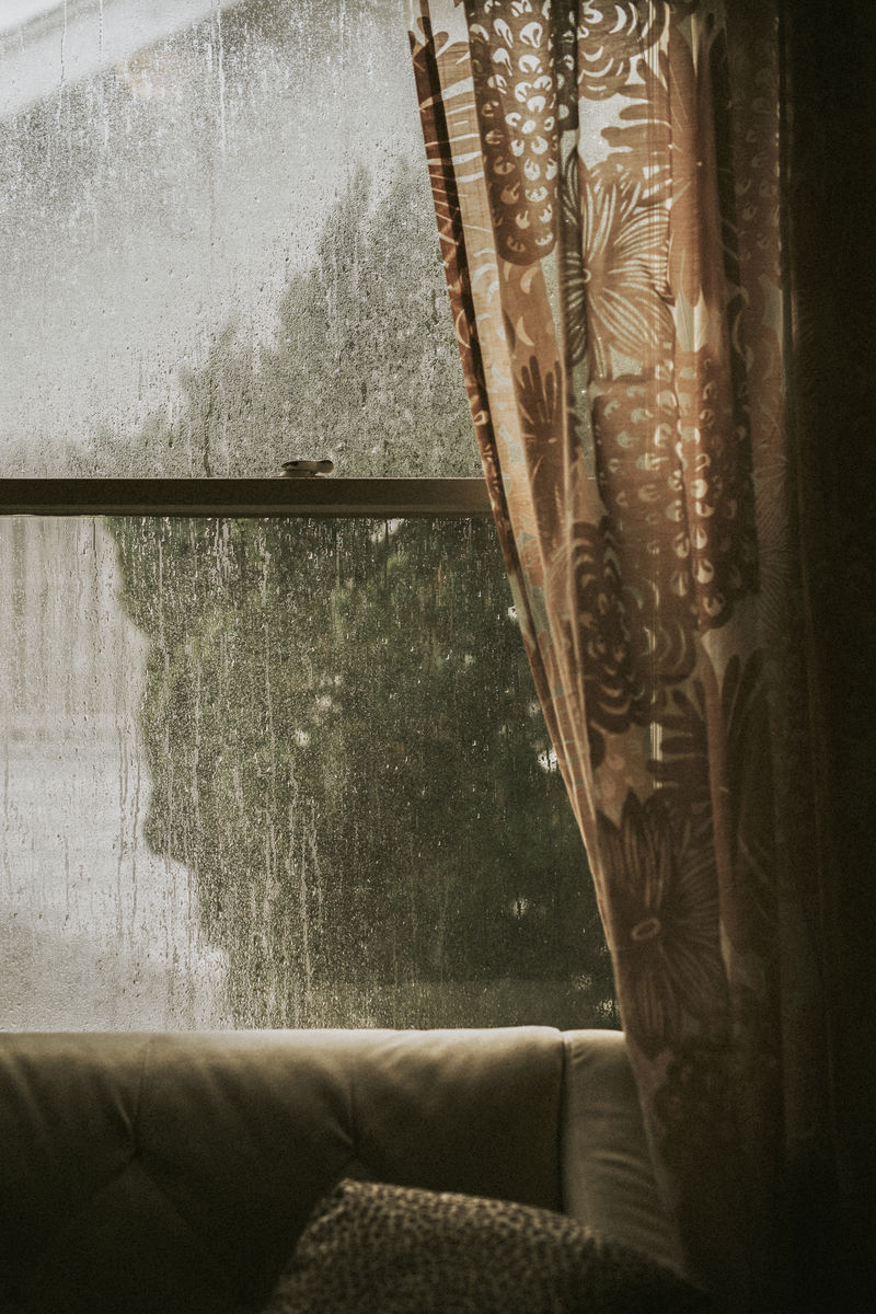 窗外雨天