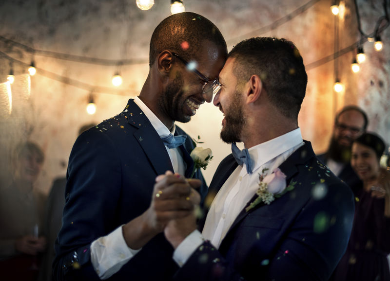 一对同性恋情侣在婚礼上跳舞