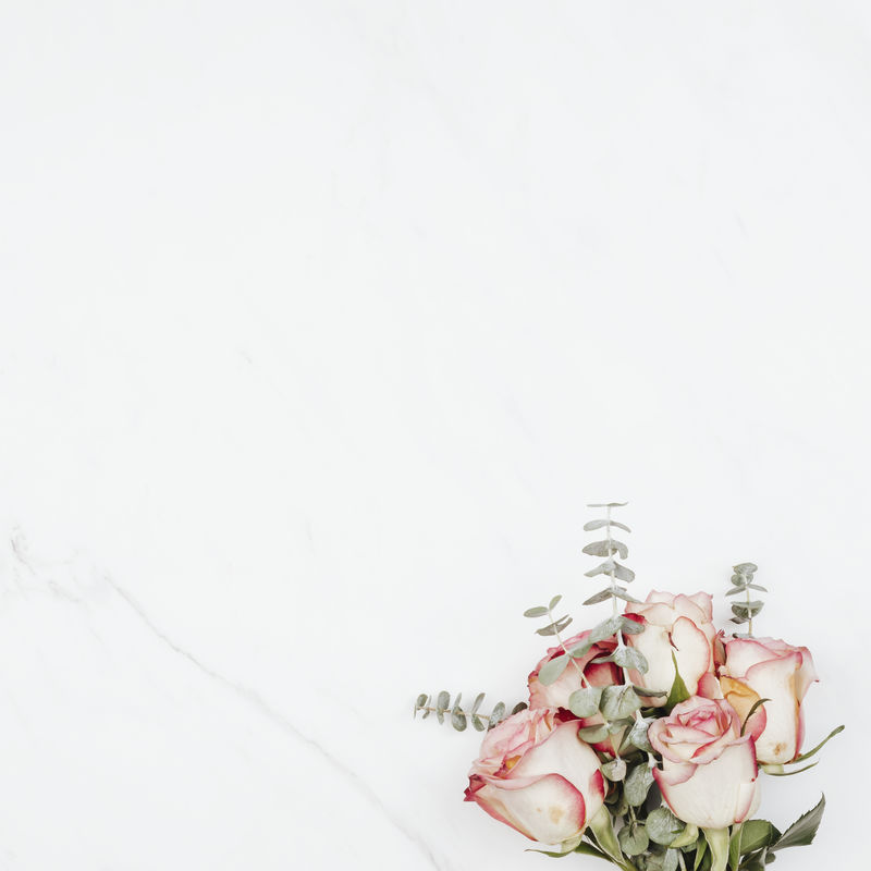 白色大理石背景上的瓦伦丁玫瑰花束