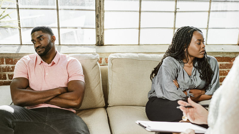 黑人夫妇正在接受心理医生的婚姻咨询