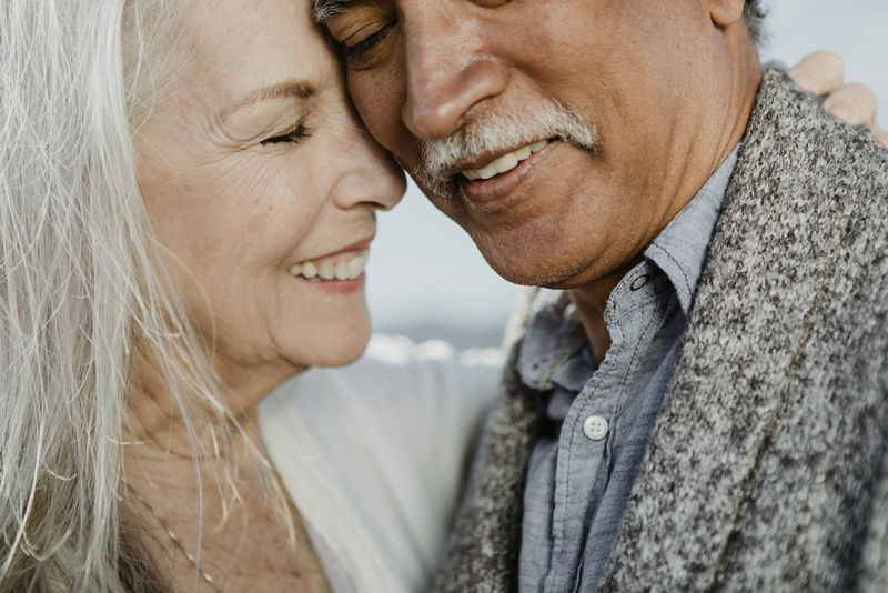 在圣莫尼卡码头跳舞的快乐的老年夫妇