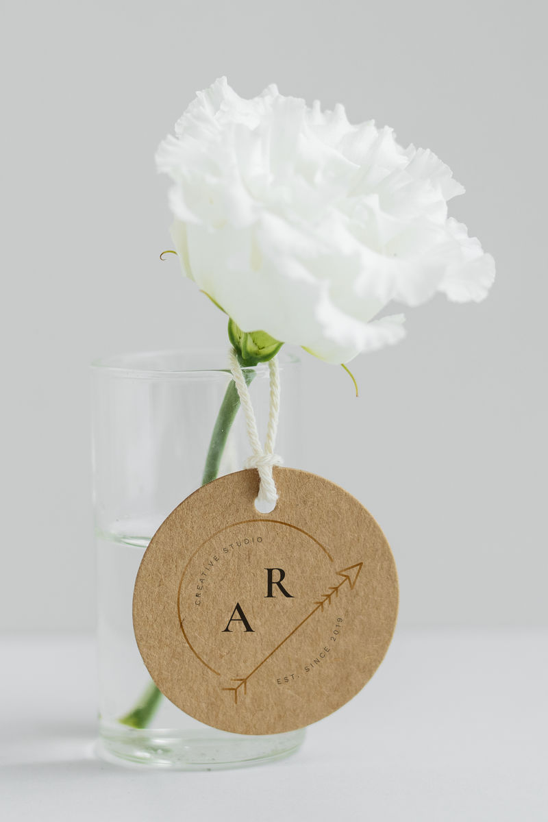 白色牡丹在一个有标签的花瓶里