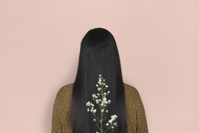 女性长发后视花卉肖像概念图