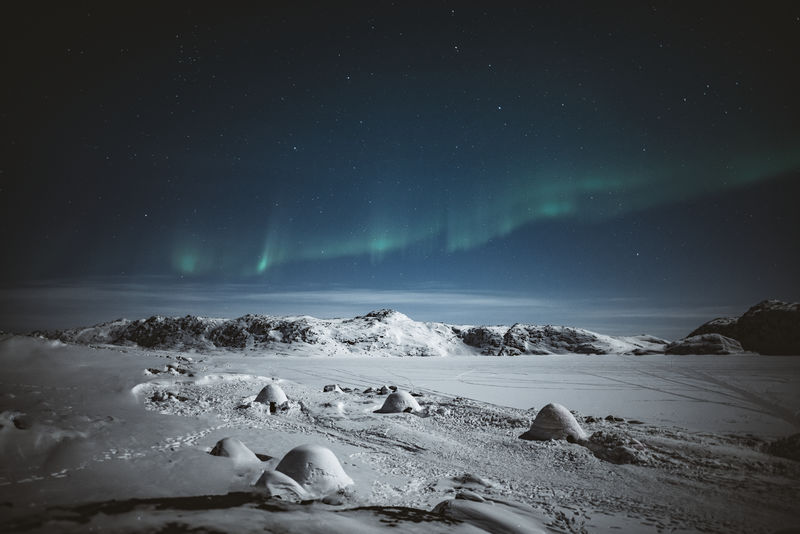 白雪皑皑的格陵兰岛上空的北极光
