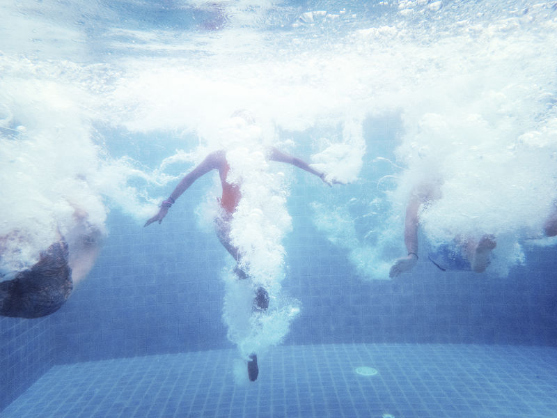 一群人跳进游泳池的水下镜头