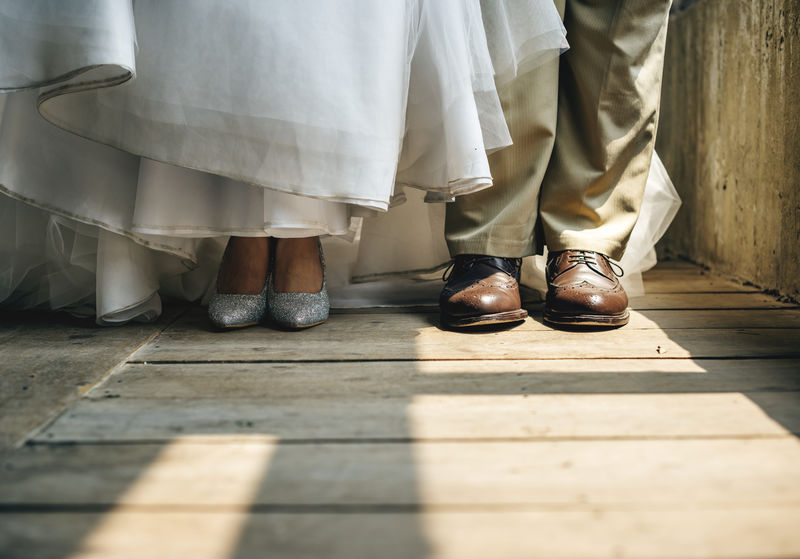 新郎新娘脚站在木地板上