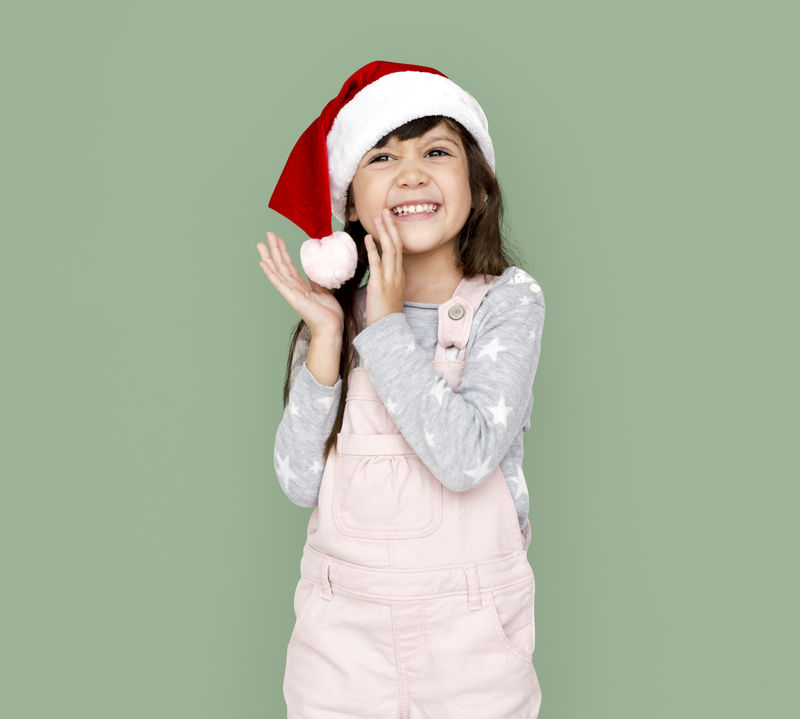 一个戴圣诞帽的孩子的画像