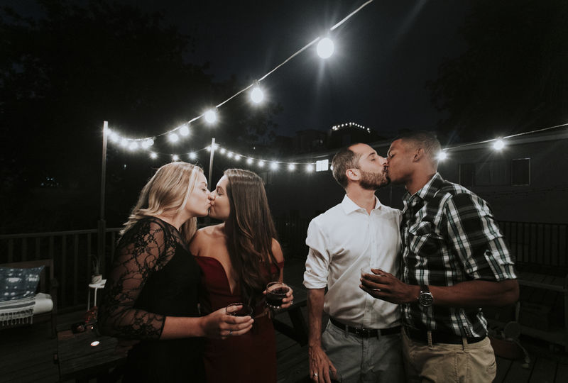 LGBT情侣在派对上接吻
