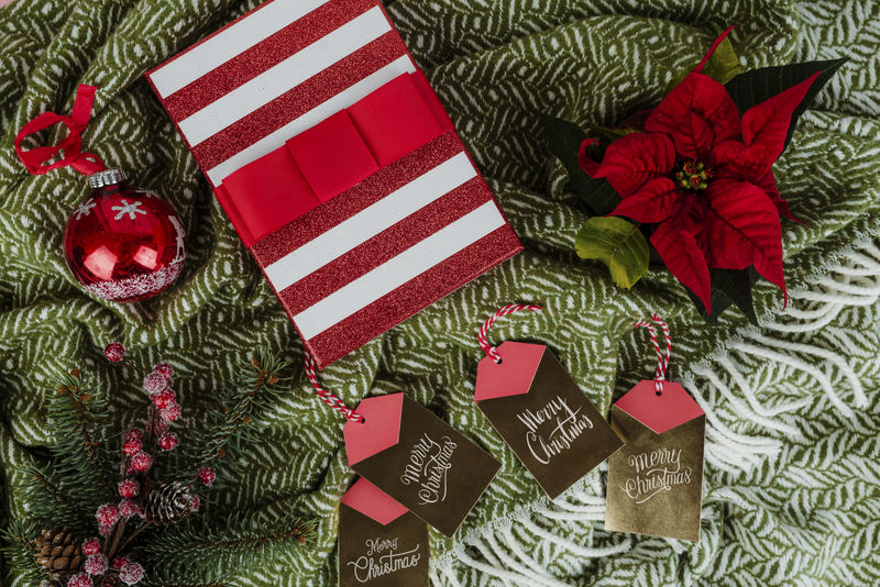 圣诞礼品盒和一品红标签卡
