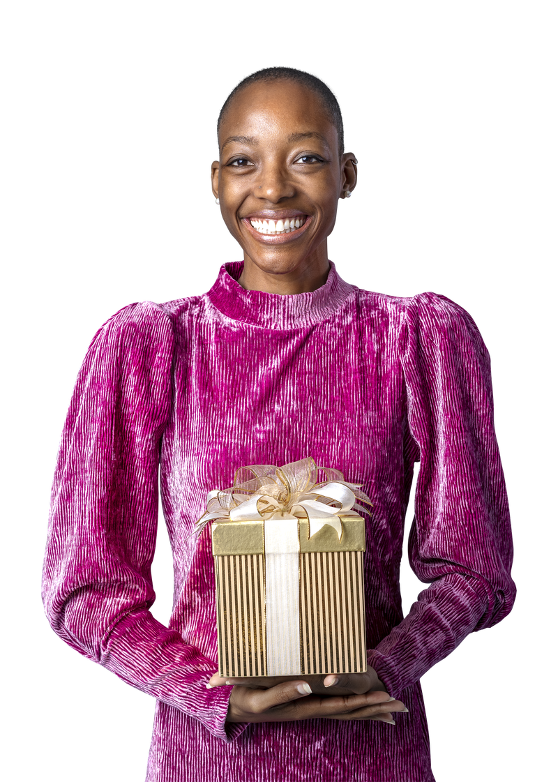 快乐的黑人妇女拿着一个透明的png礼盒