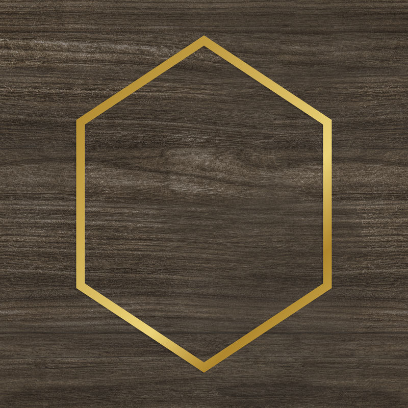 木制背景上的金色六边形框架