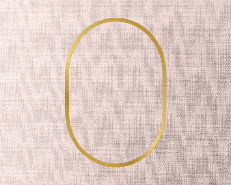桃色织物背景上的金色椭圆形框架