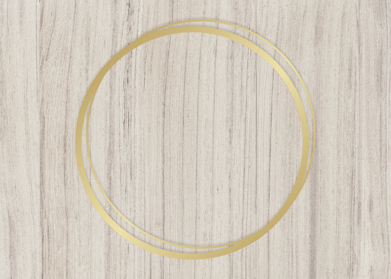 木制背景上的金色圆形框架