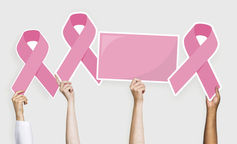 手持乳腺癌意识丝带的人们