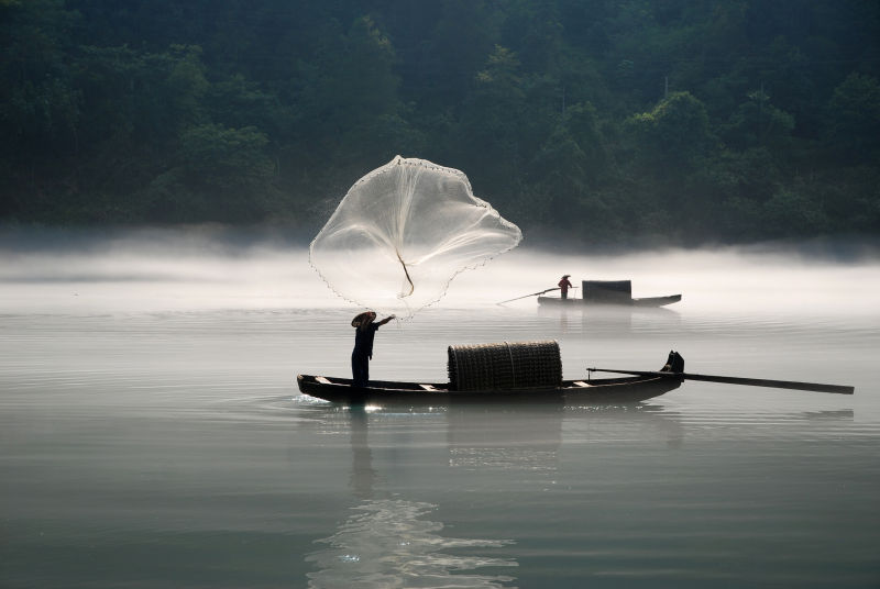 在雾河捕鱼的渔夫