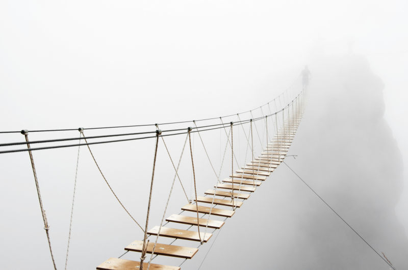 迷雾中的悬桥