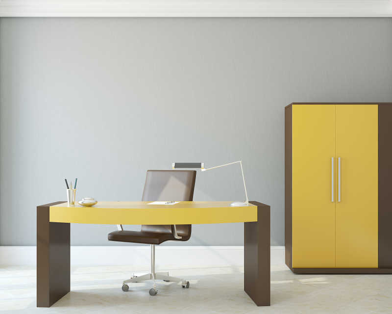 办公室里的黄色桌子和柜子