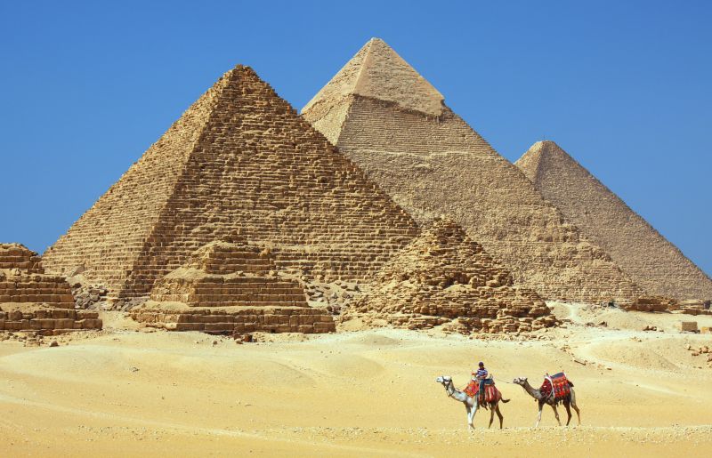 埃及金字塔和骑骆驼的人