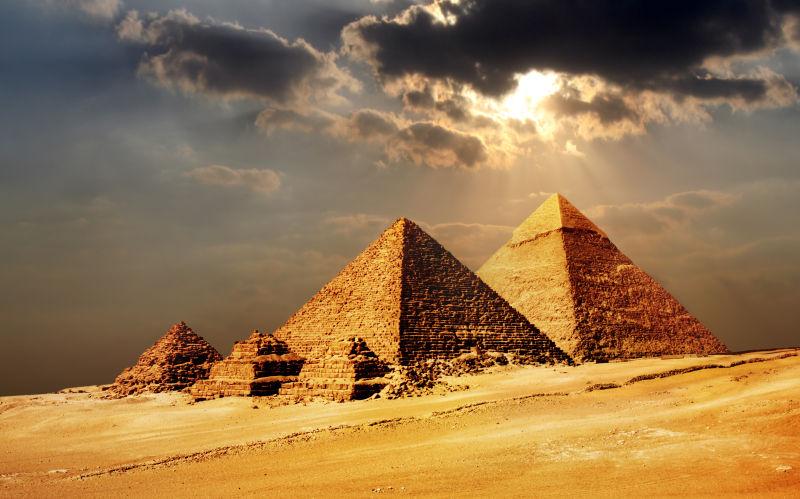阴天埃及的金字塔