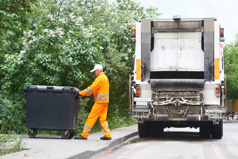 城市循环垃圾收集器工人装载垃圾和垃圾桶