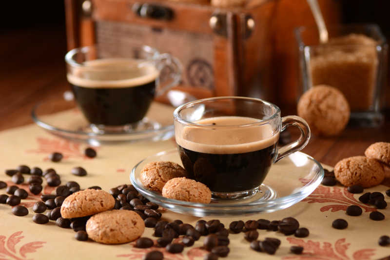 桌子上的热咖啡与咖啡豆