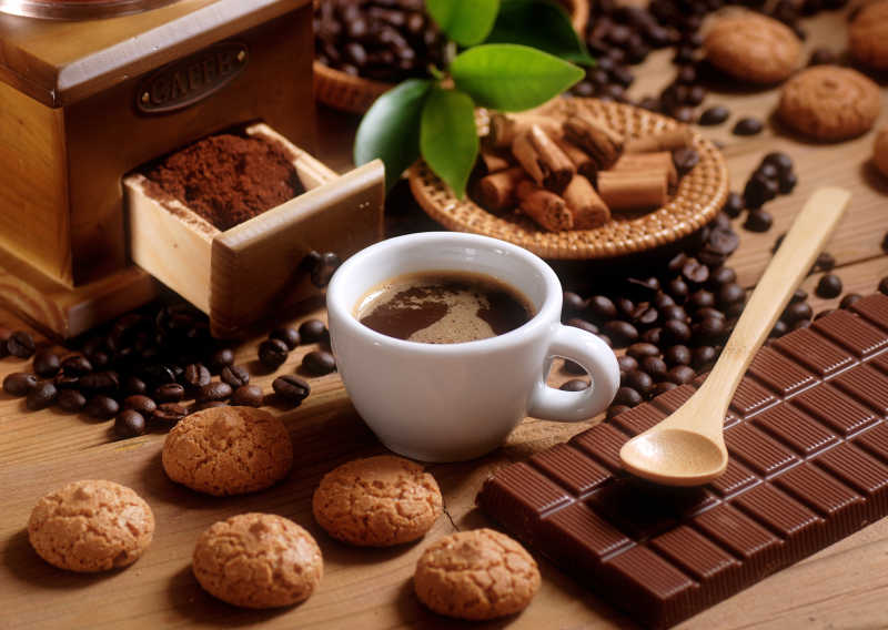 木材磨床热咖啡与咖啡豆