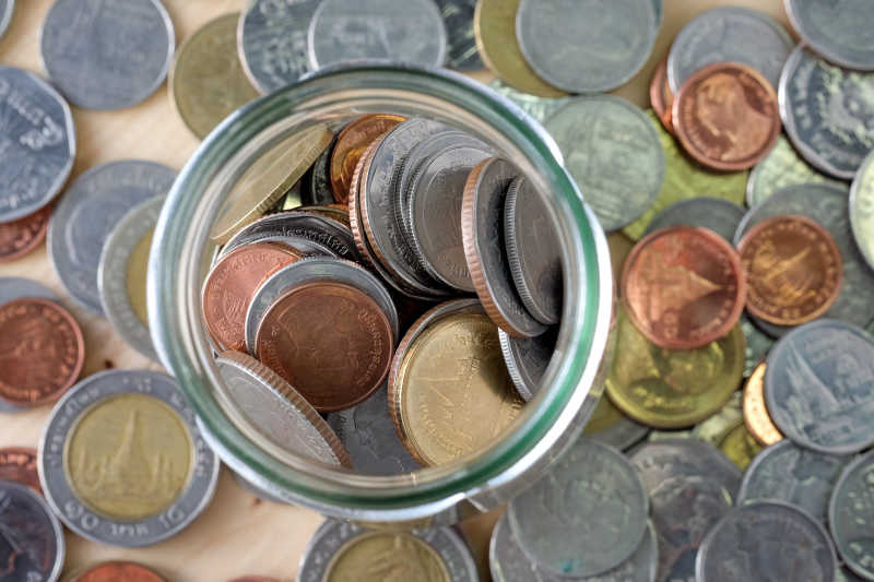 罐子里和桌子上的各种硬币