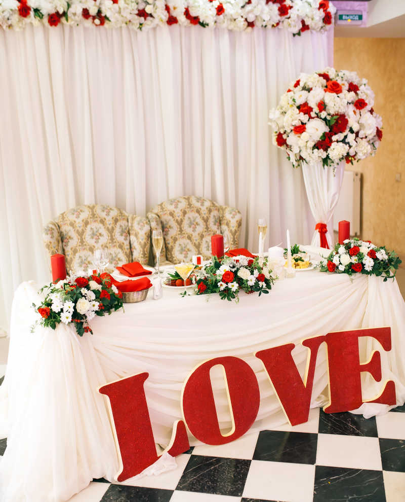 红色玫瑰花的结婚婚礼餐桌装饰