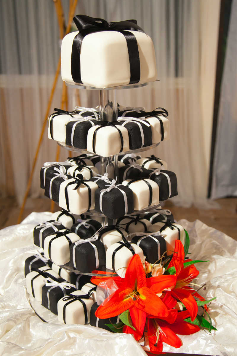 用黑白丝带装饰的婚礼蛋糕