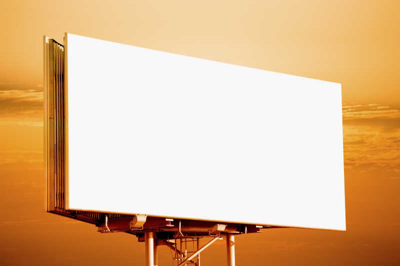 日落天空中的空白广告牌