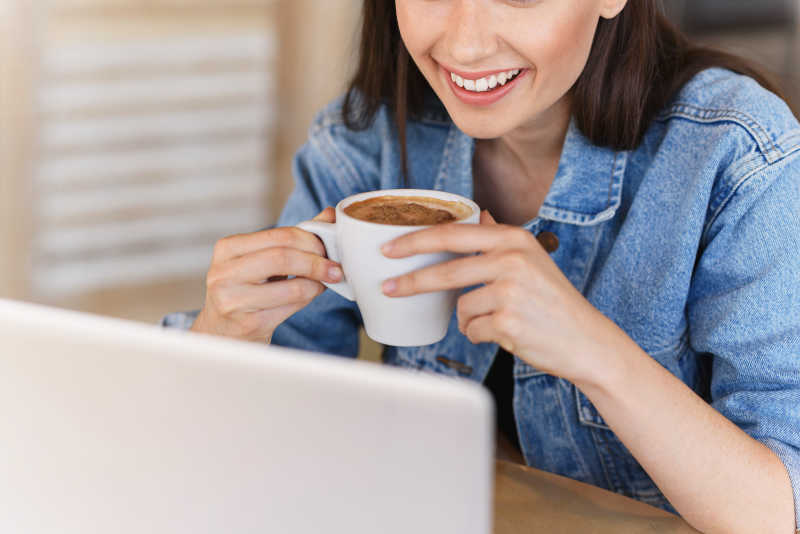 看着电脑喝咖啡的美女设计师