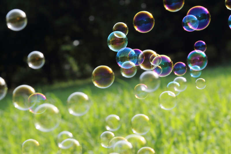 公园草地上的美丽泡泡
