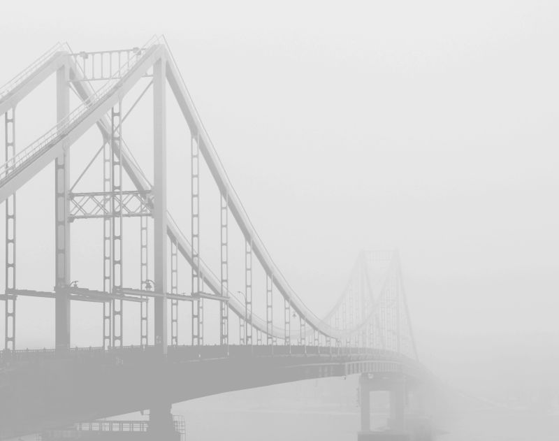 雾中的桥梁