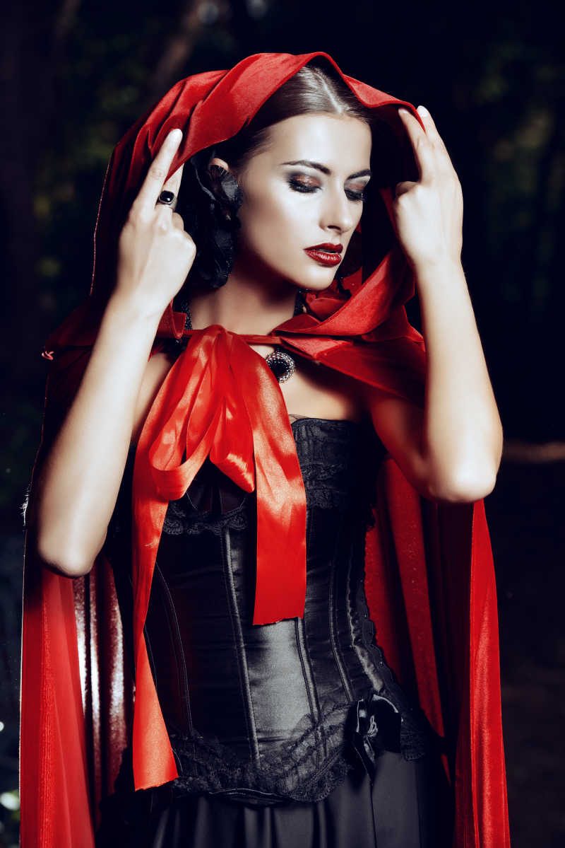 红色斗篷中的黑衣美丽女巫