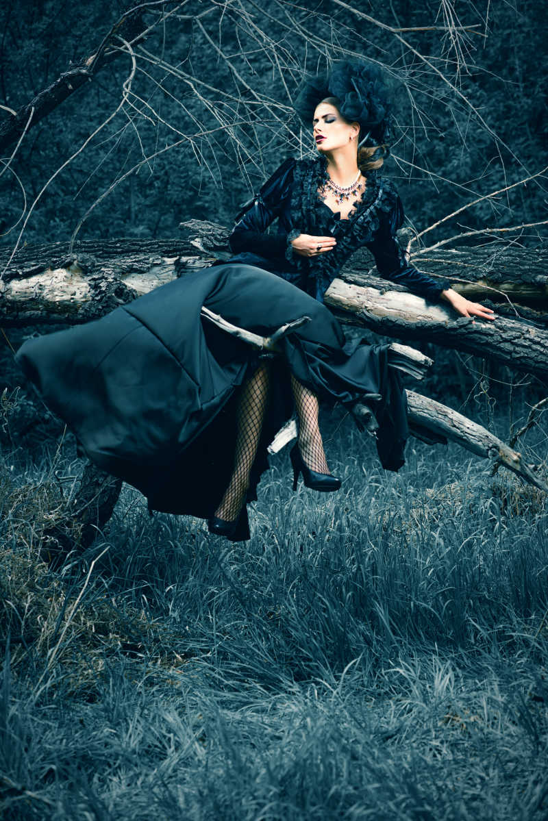 森林女巫坐在树枝上
