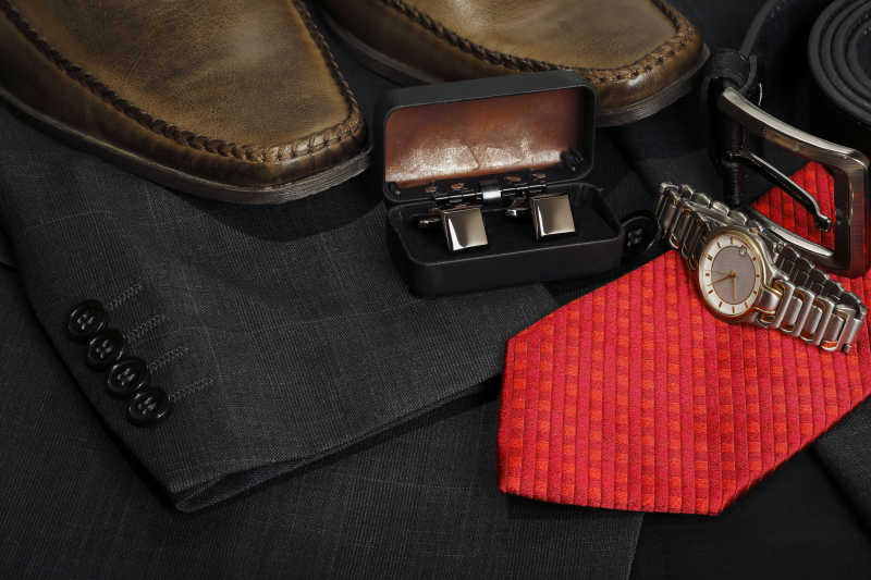 男士西装领带皮鞋手表和袖扣