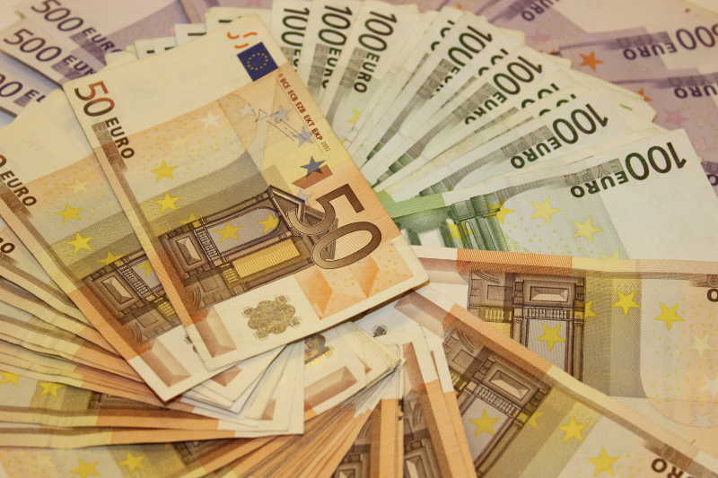 许多欧元纸币