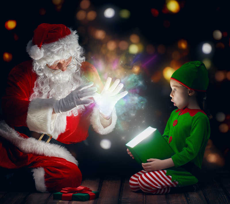 把魔术礼盒送给小女孩的圣诞老人