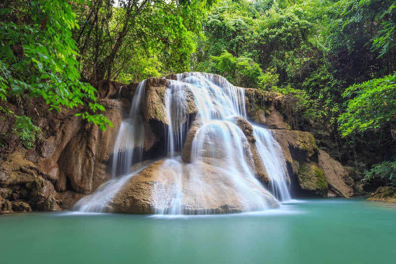 泰国森林里的美丽瀑布