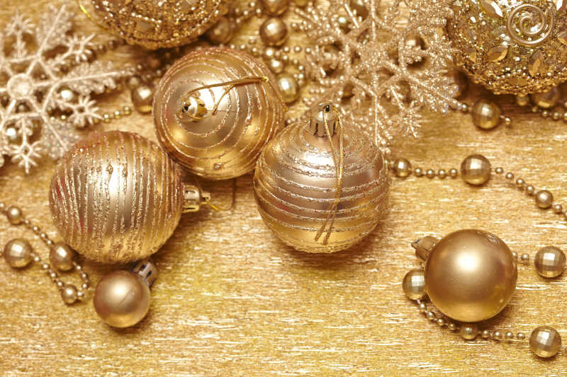 金色背景下圣诞节的精美装饰品