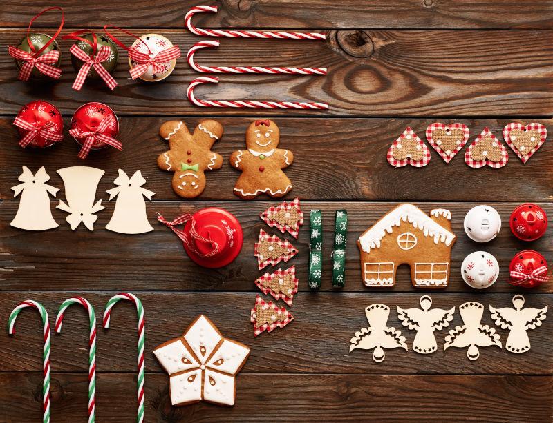 圣诞自制姜饼和手工装饰木底