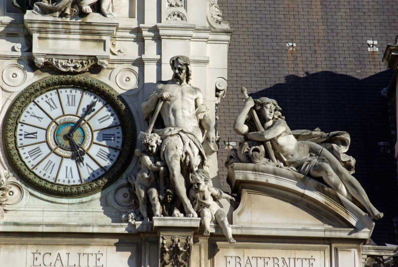 巴黎市政厅的钟塔外的浮雕
