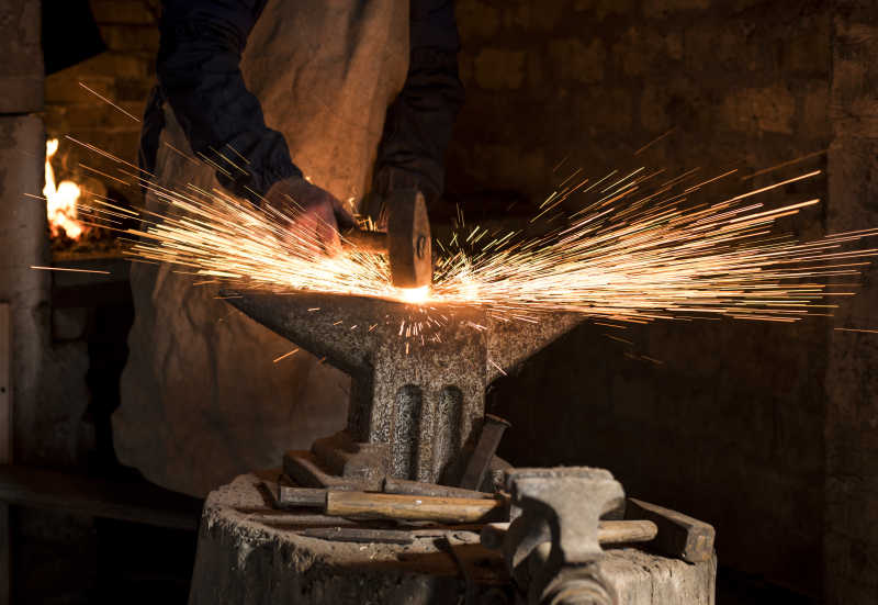 铁匠手工锻造铁砧上的熔化金属