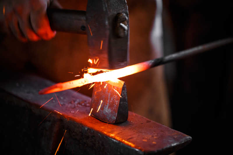 铁匠正在锻造打磨金属铁