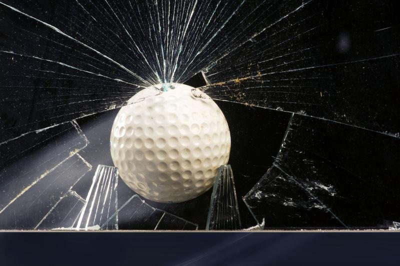 高尔夫球意外打碎玻璃窗